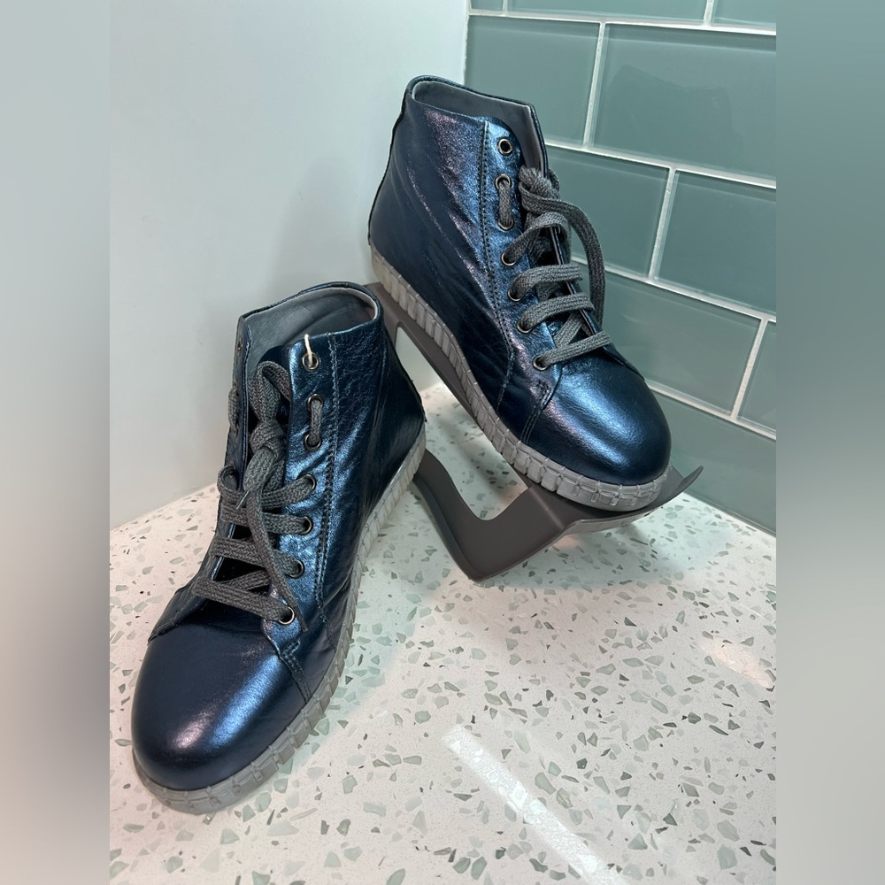 Made in Italy Andia Fora RARE Glossy Blue Shoe size 40 EU 9 US. New in Box